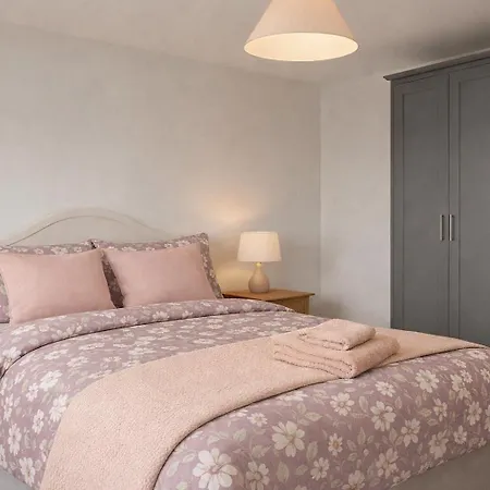 Cozy Ballintemple Pad, 2br Near With Parking كورك