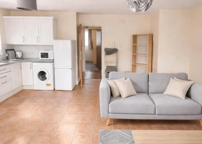 Cozy Ballintemple Pad, 2br Near With Parking شقة *