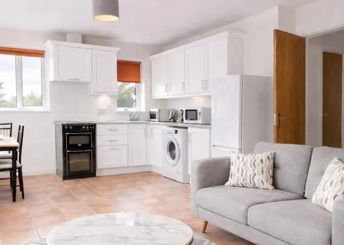 Cozy Ballintemple Pad, 2br Near With Parking شقة