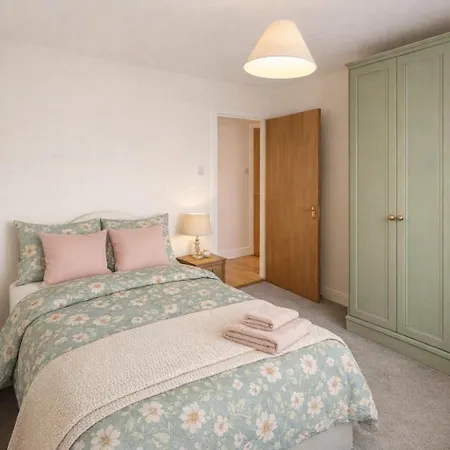 Apartment Cozy Ballintemple Pad, 2br Near With Parking
